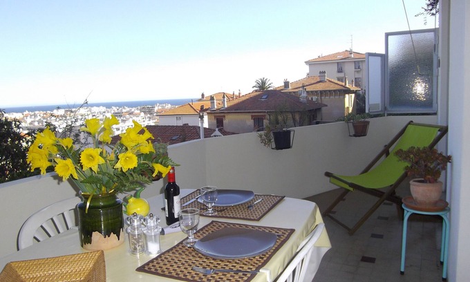 Les Baumettes Apartment | Nice center, two room flat, terrace with seaview, parking space, wifi access