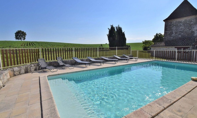 Dondas Villa | Nice apartment in villa for 4 guests with pool, TV and terrace