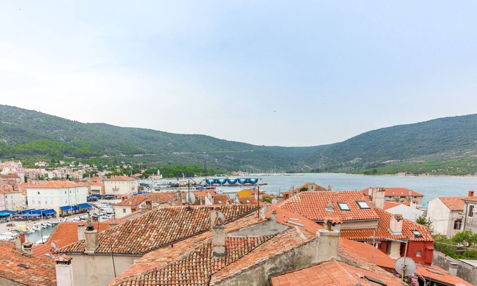 Cres Apartment | Nice harbor view in Cres