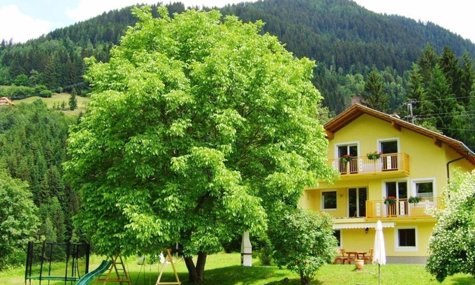 Feld am See House | Nice Holiday Apartment in Feld Am See with Private Garden and Panoramic Views