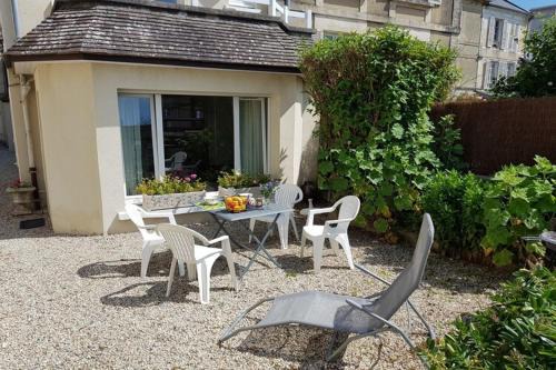 Arromanches-les-Bains Apartment | Nice holiday apartment 20 m from the beach, Arromanches-les-Bains