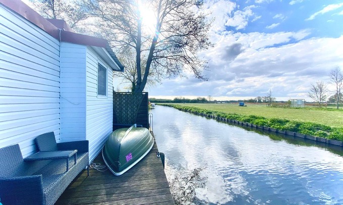 Onderdijk House | Nice holiday home "Isabella" with a view of the water