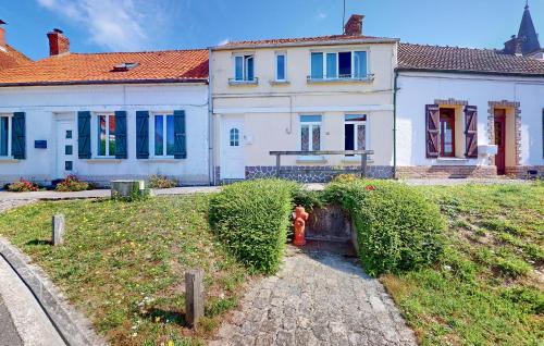 Neuville-sous-Montreuil House | Nice Home In Neuville-Sous-Montreuil