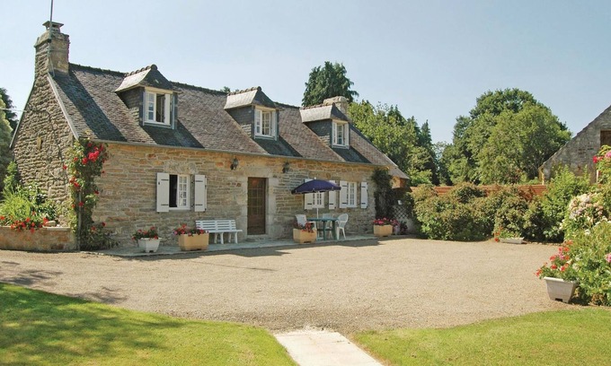 Gouesnach House | Nice home in Gouesnac'h with kitchen