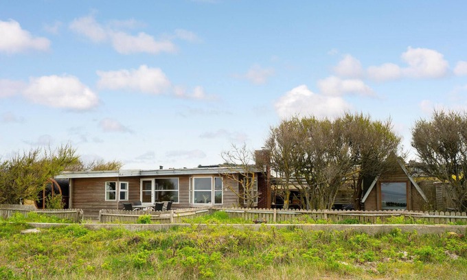 Skødshoved Strand House | Nice home in Knebel with house sea view