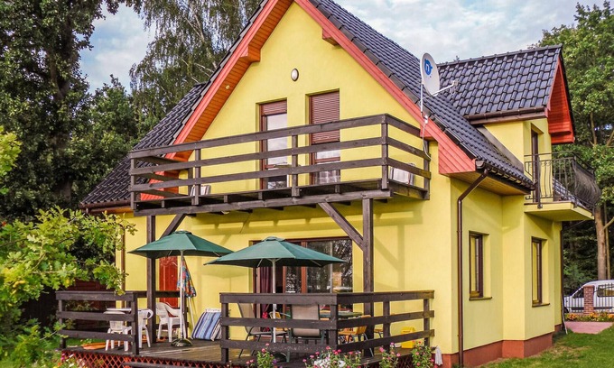 Nowe Warpno House | Nice home in Nowe Warpno with kitchen