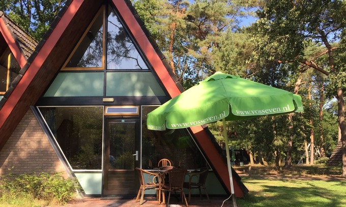 Stramproy House | Nice house with a terrace, located near a pond