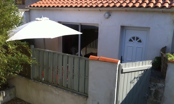 La Rochelle City Centre House | Nice little house 2 to 4 p sunny terrace with parking