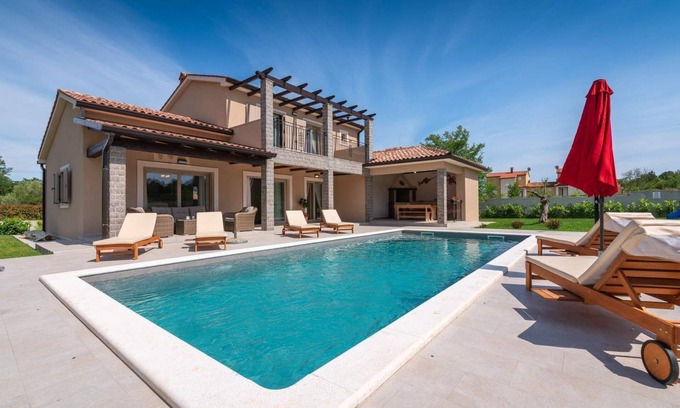 Topid Villa | Nice newly built holiday home with swimming pool near Labin