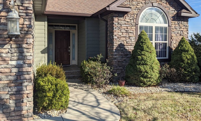 Branson West Condo | Nightly Specials! Spacious OzarksHome ~ HiSpeedWiFi ~ OutdoorPool ~ Close to SDC