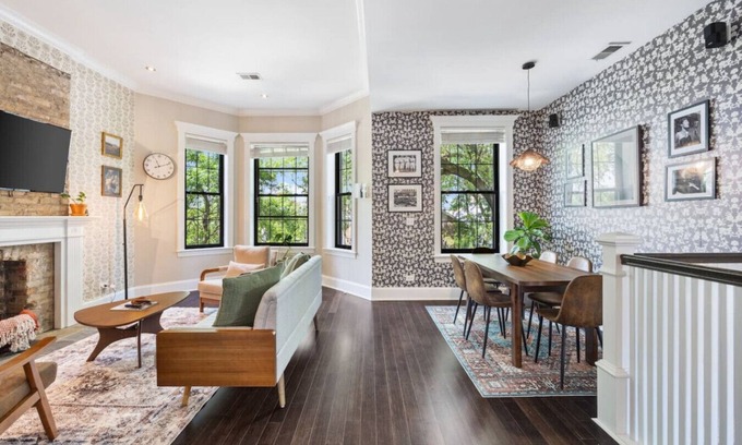 Wrigleyville House | Nine-Bedrooms in Wrigleyville