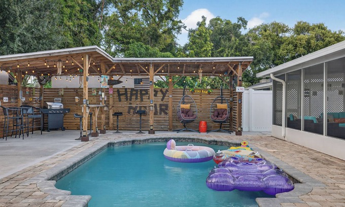 Tampa House | nLuxurious 4BR Home w/Private Pool, Gym, and Outdoor Kitchen near Busch Gardens