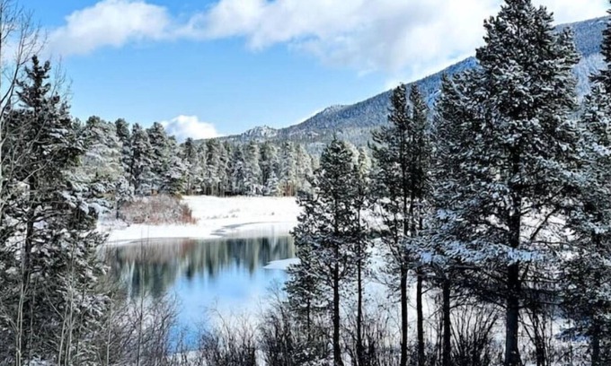 Black Hawk House | nLuxury Lakefront Container Home - Sauna, Fishing, Kayaks & Mountain Views