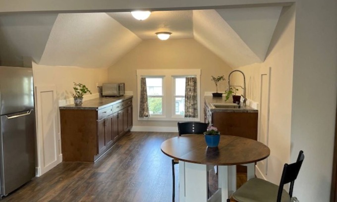 Forest Grove Bed & Breakfast | nnnnnnnnnPrivate 1-bedroom apt in a remodeled historic home in Forest Grove, OR