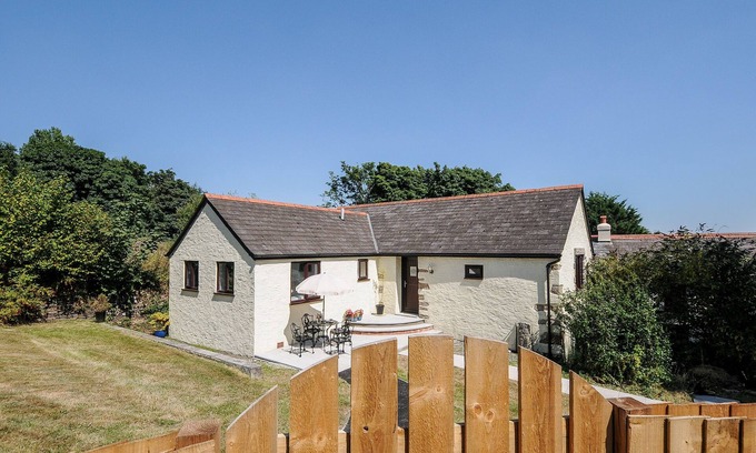 Pensilva Cottage | NO 1, romantic, with a garden in Liskeard