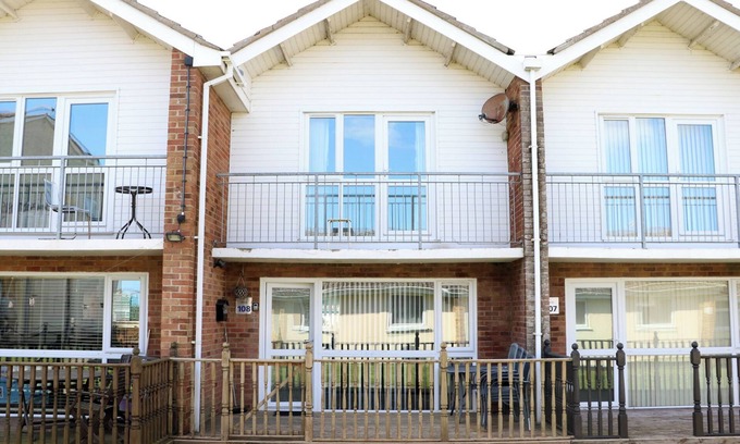 Hopton House | NO. 108 WATERSIDE, pet friendly, country holiday cottage in Corton