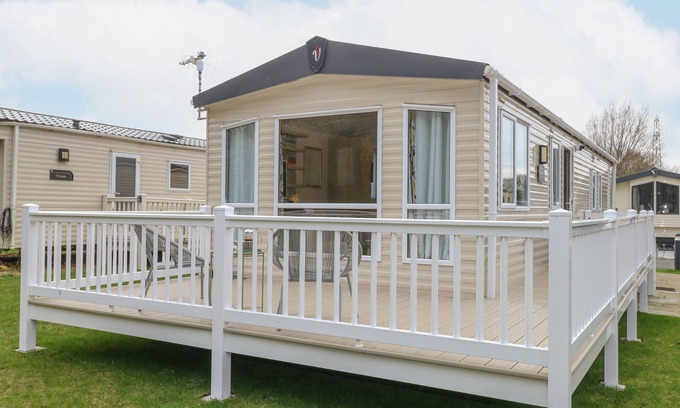 Hopton Cottage | NO 3 FOXBURROW HANG, family friendly, with pool in Belton