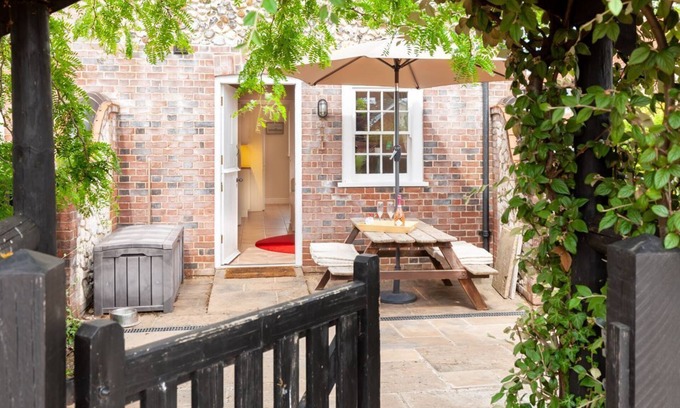 Burnham Market Apartment | No. 4 Back Lane - sleeps 3 guests in 2 bedrooms