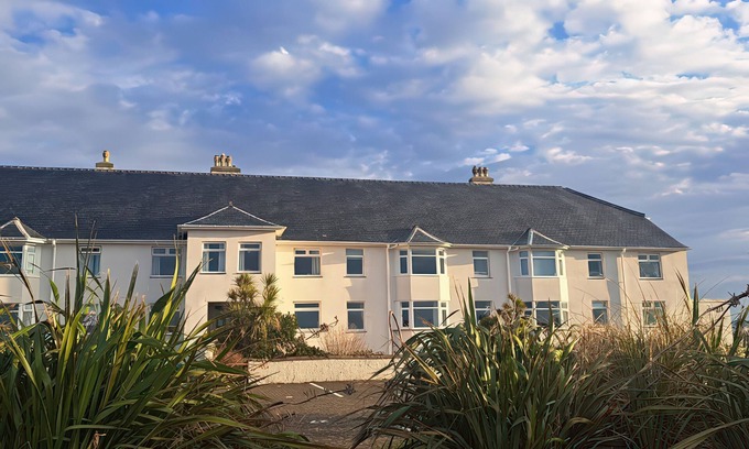 Trearddur Bay Cottage | NO.7 PLAS DARIEN, pet friendly, with a garden in Trearddur Bay