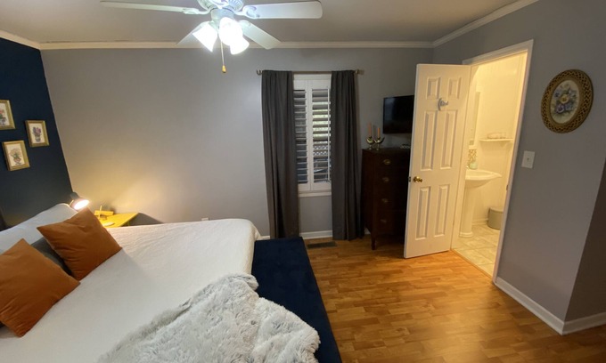 Murfreesboro House | NO CLEANING FEE! Blue Door Cottage - Fast Fiber Wi-Fi - Sleeps 9