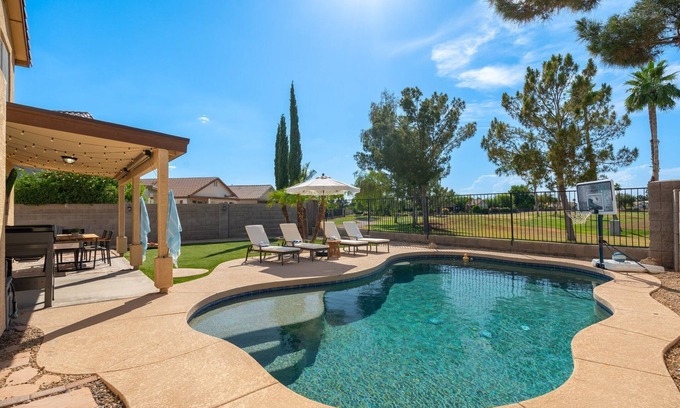 Greenfield Lakes House | No Fee Heated Pool W/Yard Game On The Golf Course. Kid Friendly!