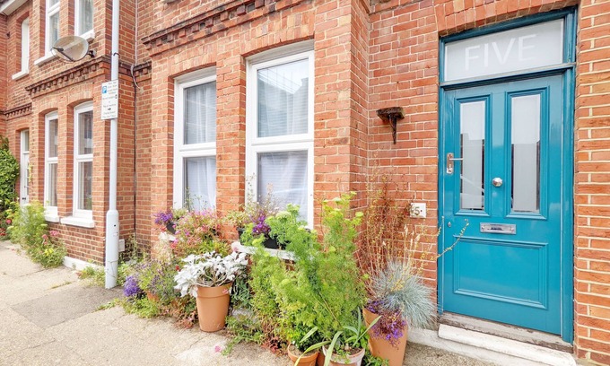 Worthing Cottage | No. Five - Worthing - sleeps 6 guests in 2 bedrooms