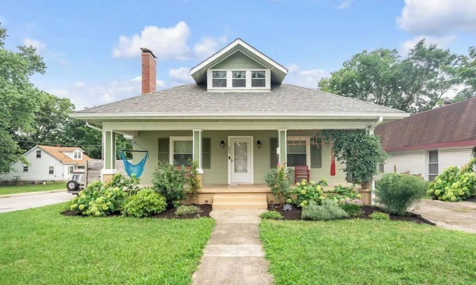 Melrose - Oakpark House | No Prob-Llama Lex - Distillery District Charmer