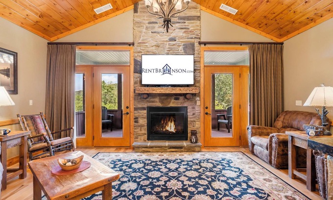 Branson Cottage | No Stairs-Dog Friendly-Cozy Cabin near Taneycomo-Free Daily Local Fun!