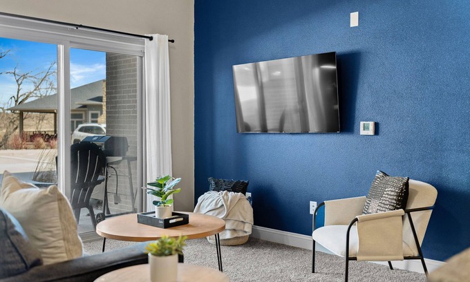 West Des Moines Apartment | No Stairs! Garage Included! Ton's of Extras!