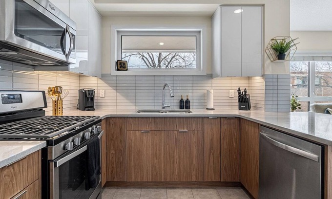 Mission District Apartment | Noir et Or Walk-up @ the Duke