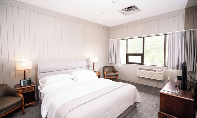 Harcourt Resort | Nomi - 302 and 315 King Room