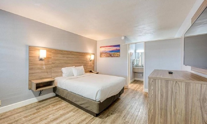 San Luis Obispo House | Non-Smoking 1 Queen Bed