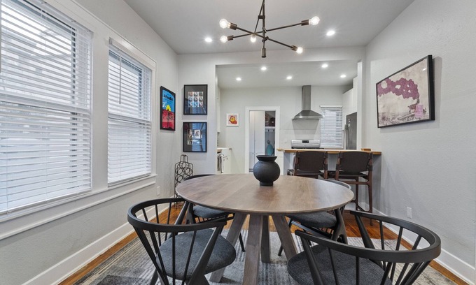 North University House | North Campus Craftsman—minutes walk from the UT campus in a quiet neighborhood.