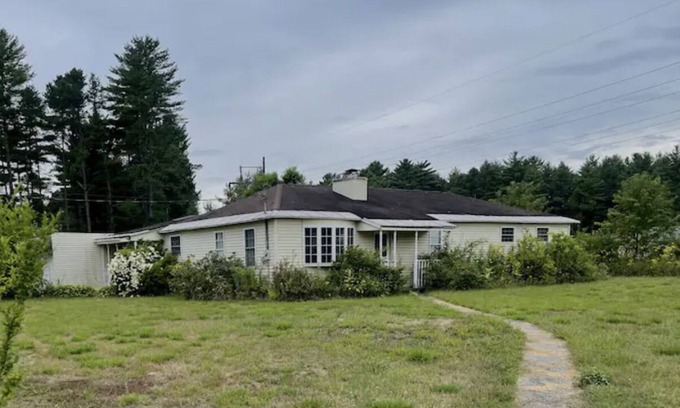 West Glens Falls House | North country escape 15 min north Lake George 15 minutes south Saratoga Springs