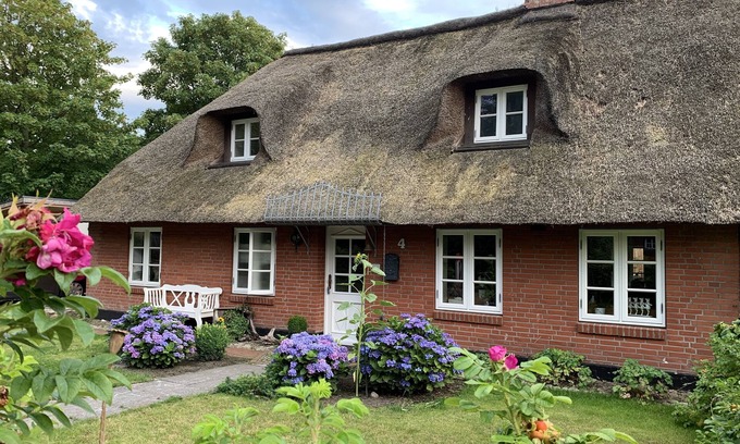 Almdorf House | North Sea - dream under thatch