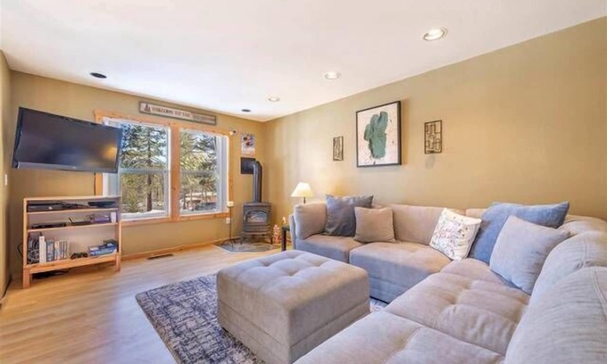 Truckee House | Northwoods Condo - by Tahoe Getaways- 2 BR MONTHLY Rental - Walk to HOA Pool, Gym, Tennis