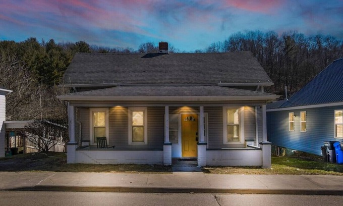Nelsonville House | Nostalgic in Nelsonville: Great back yard for pets