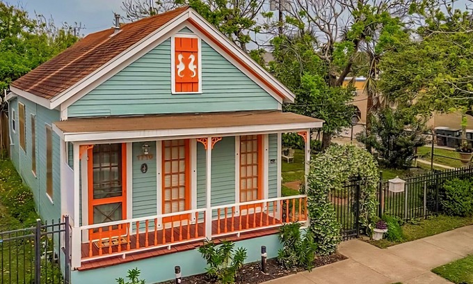 San Jacinto Cottage | Notable Galveston Cottage/Steps to Seawall Beaches, Sunrises & Local Fun
