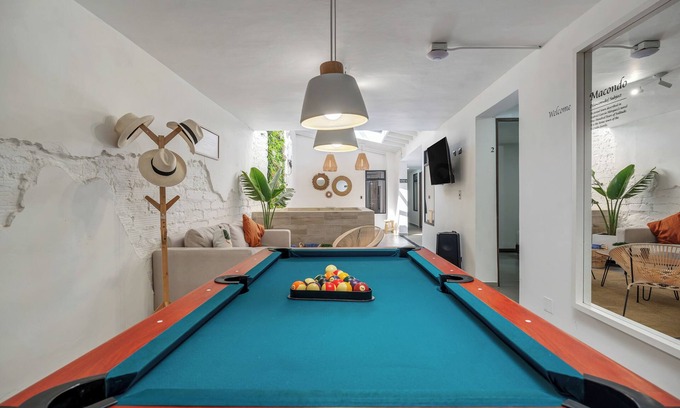 La Florida Apartment | NOWA-MAKONDO Spacious 6-bedroom-oversized hot tub, with WiFi, A/C in Provenza