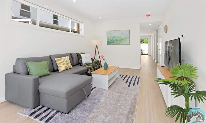 Schofields House | NSCH002-3 · Aircabin|Schofield|Lovly Comfy|4 Bed House Parking