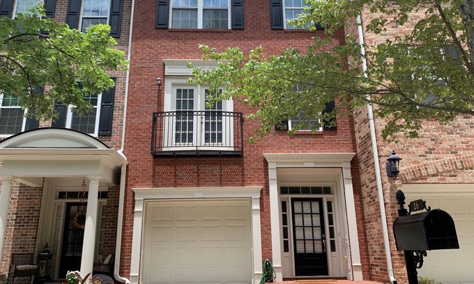 Peachtree City House | nTownhouse with pool, tennis courts and gym. Easy access to highway and Studios