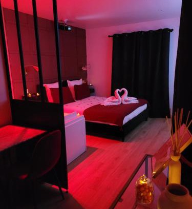 Toulon Apartment | Nuit d'évasion love room avec baignoire balnéothérapie