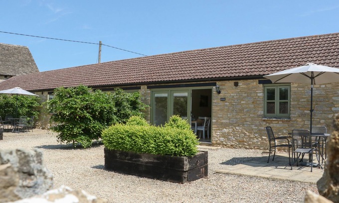 Witney Cottage | NUTCHAT BARN, with a garden in Burford