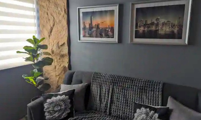 Bonifacio Global City Condo | NYC Vibes! 1-BR Condo in BGC with Pool, AC, Hi-Speed WiFi, Netflix! Sleeps 2-3