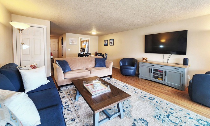 Newport House | Nye Beach, Restaurants, Shopping & More! Walk to the Beach!