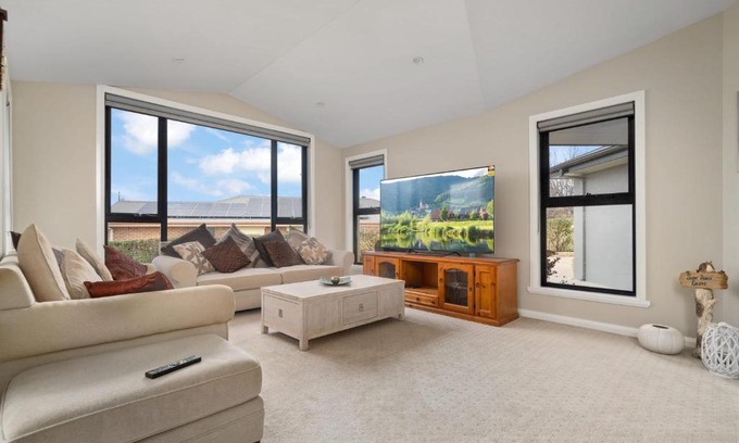 Llanarth House | O'Reilly Residence - Spacious & Cosy 4 Bedroom Home