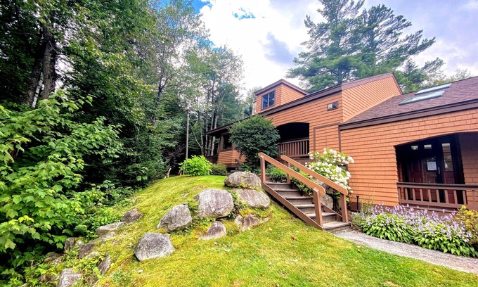 Bretton Woods House | O42 Renovated with high class upgrades! Ski access, boot warmer, ski rack, yard, AC, dog friendly!