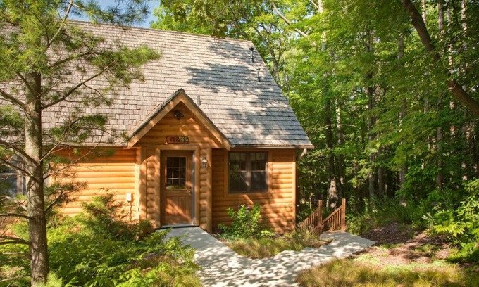 Sturgeon Bay Cabin | Oak cabin one bedroom