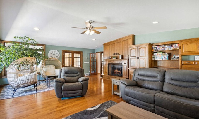 Ashwaubenon House | Oak Crest House – Gym & Sauna, Near Lambeau and Airport