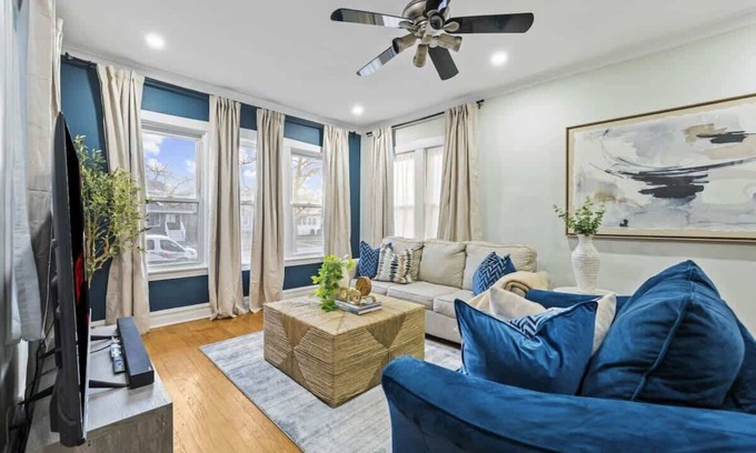 Oak Park House | Oak Park 5bd 2bth sleeps 11 with 3 private parking